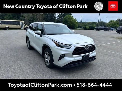Used 2023 Toyota Highlander LE AWD/4WD image 1