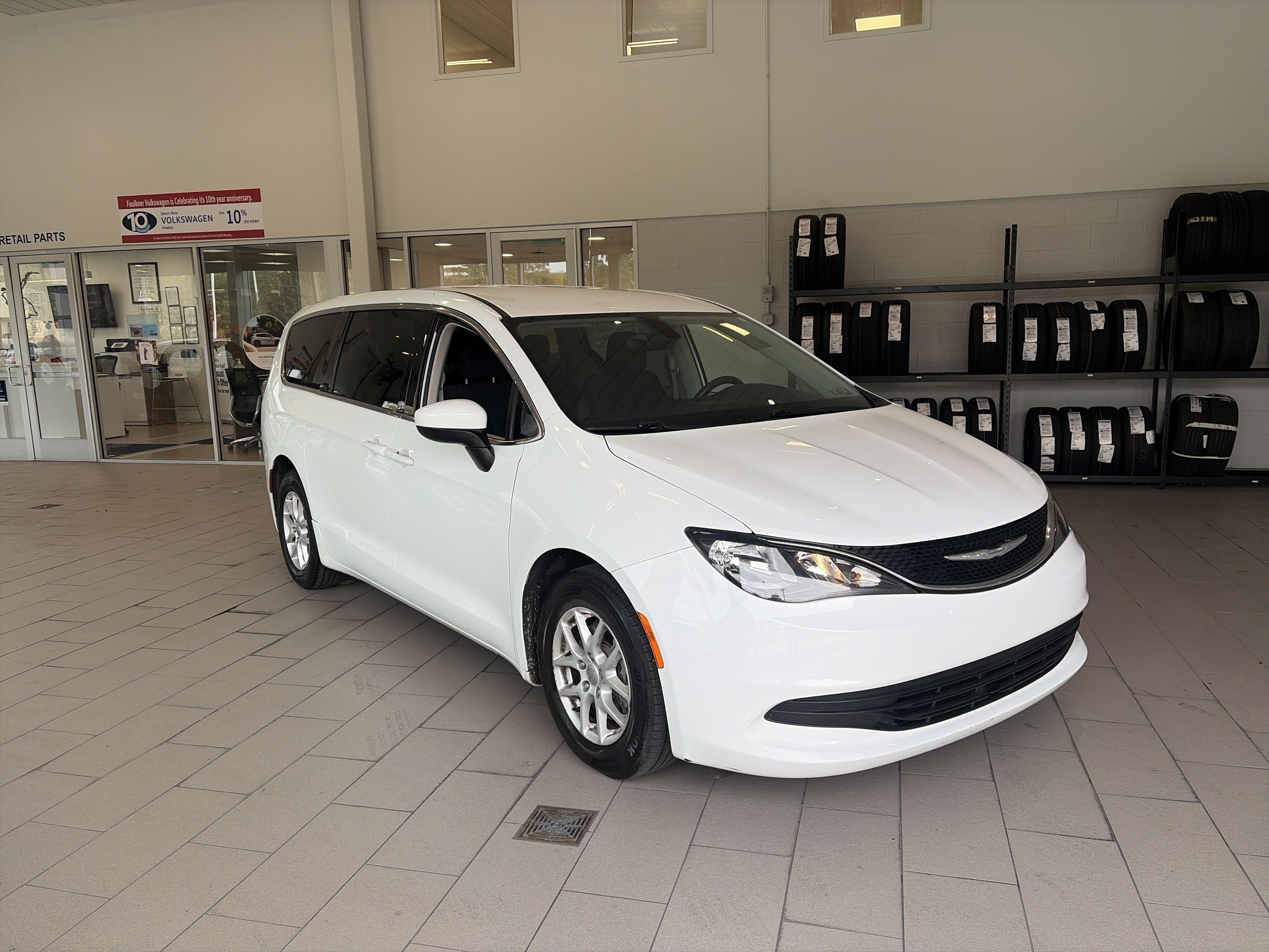 Used 2017 Chrysler Pacifica LX FWD image 3