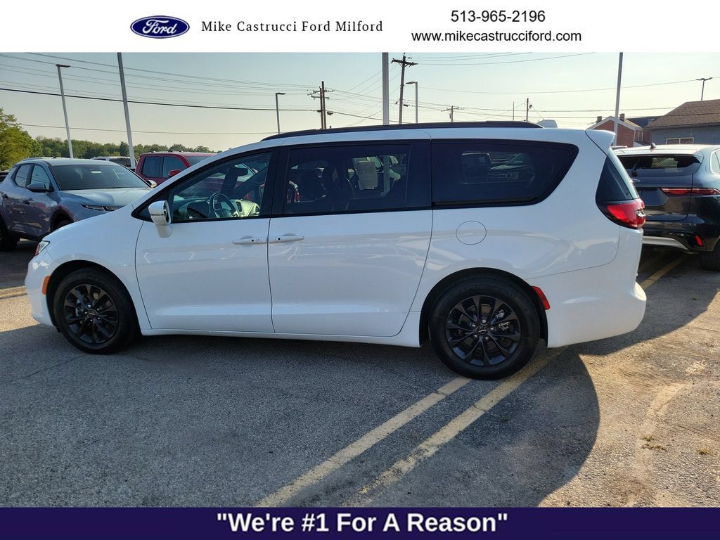 Used 2021 Chrysler Pacifica Touring w/ S Appearance Package FWD image 3