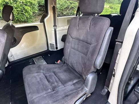 Used 2014 Dodge Grand Caravan SXT image 14