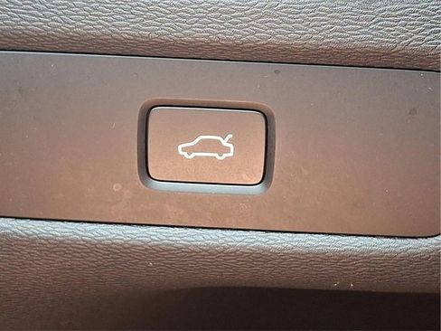 Certified 2025 Volvo XC60 B5 Plus image 22