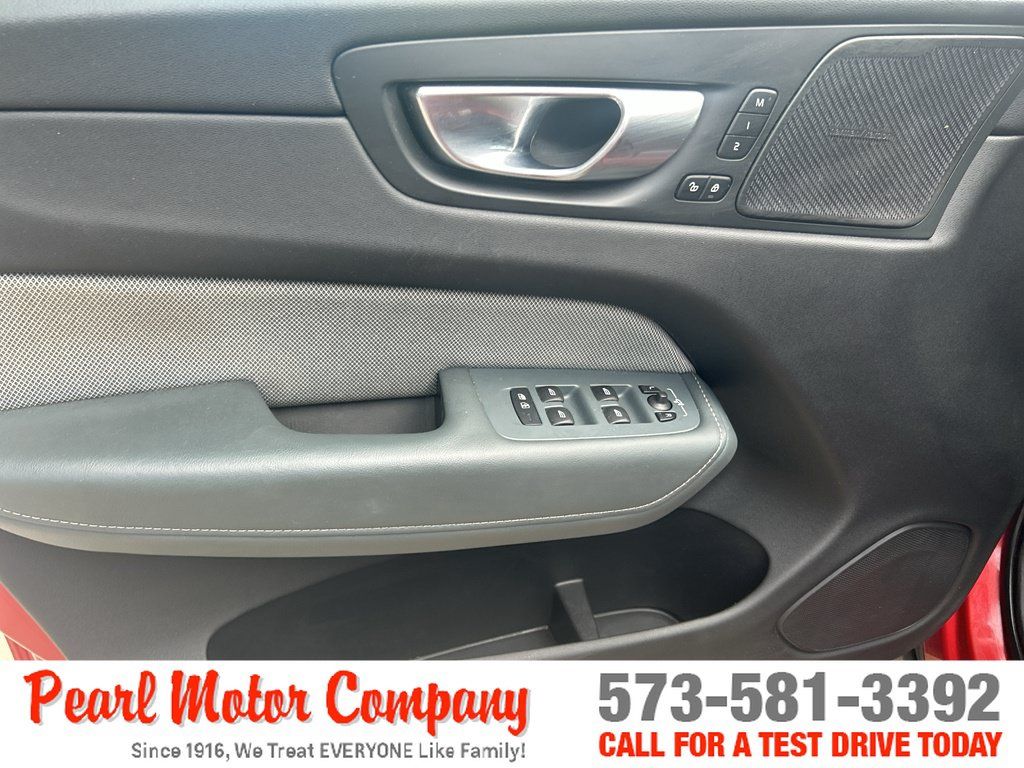 Used 2021 Volvo XC60 T5 R-Design AWD/4WD image 9