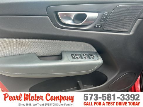 Used 2021 Volvo XC60 T5 R-Design AWD/4WD image 9