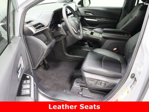 Used 2025 Toyota Sienna XLE Woodland Edition image 14