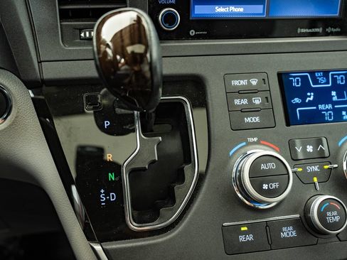 Used 2020 Toyota Sienna XLE FWD image 37
