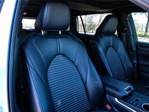 Used 2023 Toyota Highlander XSE image 28