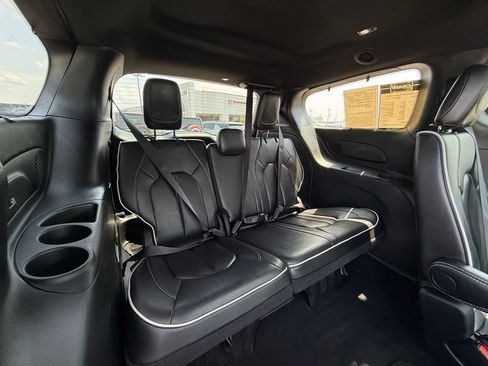Used 2025 Chrysler Pacifica Limited FWD image 30