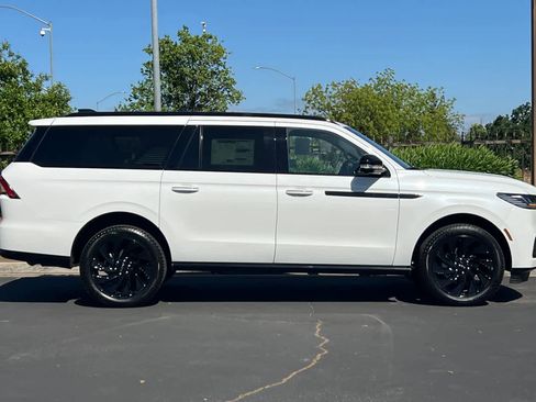 New 2026 Lincoln Navigator L Reserve AWD/4WD image 8