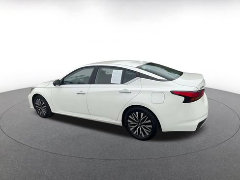 Used 2025 Nissan Altima 2.5 SV FWD image 11