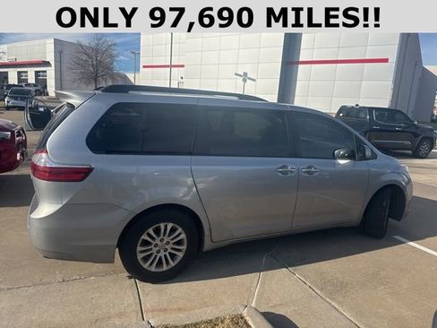 Used 2017 Toyota Sienna XLE Premium image 2