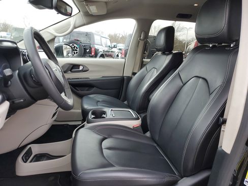 Used 2023 Chrysler Pacifica Touring-L image 15