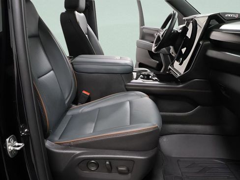 Used 2025 GMC Yukon AT4 AWD/4WD image 38