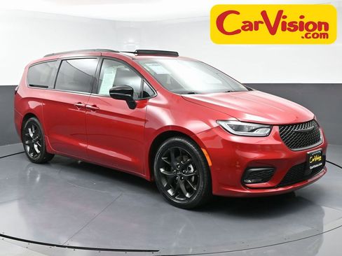 Used 2025 Chrysler Pacifica Limited image 3