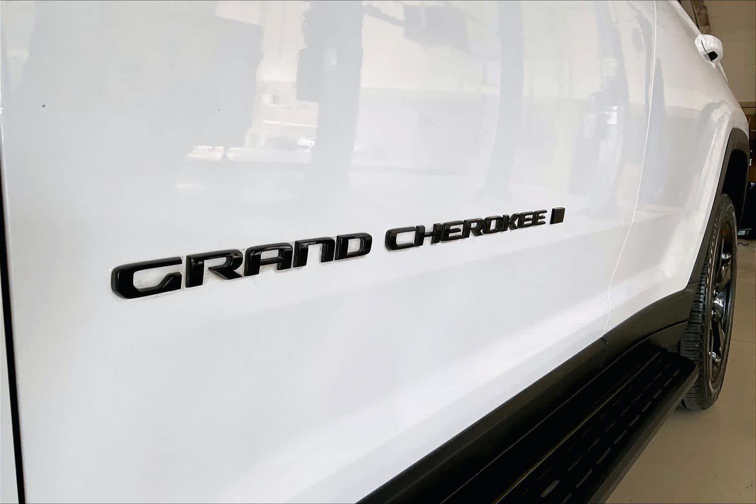 Used 2023 Jeep Grand Cherokee Limited w/ Black Appearance Package AWD/4WD image 9