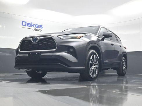 Used 2023 Toyota Highlander XLE AWD/4WD image 42