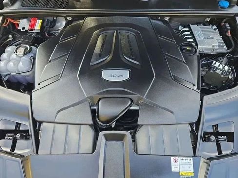 Used 2022 Porsche Cayenne Platinum Edition image 17