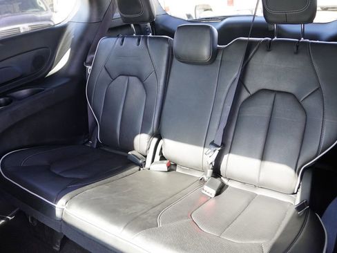 Used 2025 Chrysler Pacifica Limited image 18