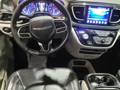 Used 2017 Chrysler Pacifica Touring-L image 22