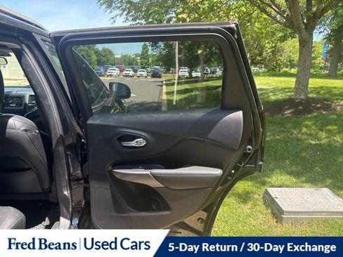 Used 2020 Jeep Cherokee Latitude Plus w/ Cold Weather Group AWD/4WD image 19