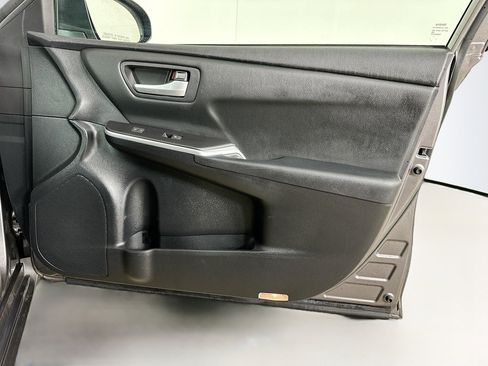 Used 2015 Toyota Camry SE image 30
