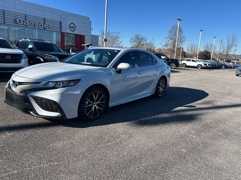 Used 2024 Toyota Camry SE image 6