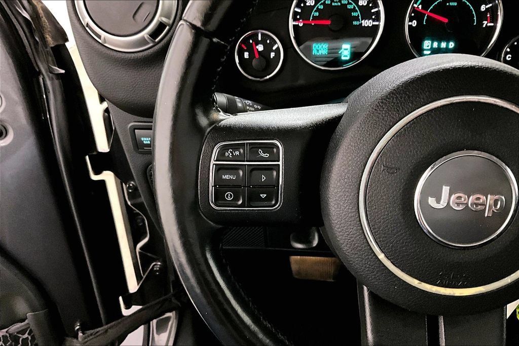 Used 2018 Jeep Wrangler Unlimited Rubicon w/ Connectivity Group AWD/4WD image 11