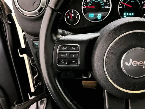 Used 2018 Jeep Wrangler Unlimited Rubicon w/ Connectivity Group AWD/4WD image 11