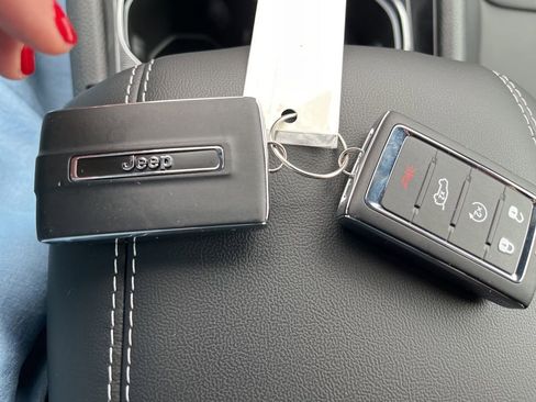 New 2025 Jeep Grand Cherokee Limited w/ Black Appearance Package image 60