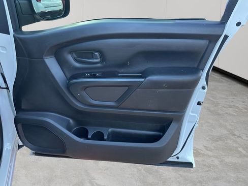 Used 2019 Nissan Titan S image 11