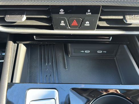Certified 2025 Volkswagen Atlas Peak Edition SE AWD/4WD image 34