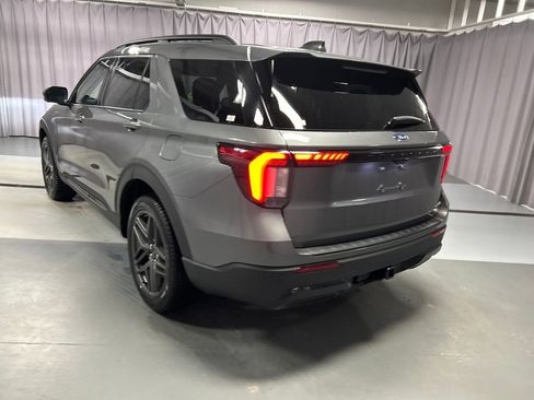 Used 2025 Ford Explorer ST-Line w/ ST-Line Street Pack image 5