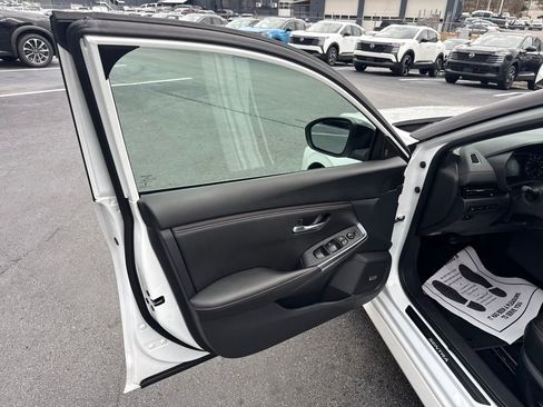 Used 2025 Nissan Sentra SR w/ SR Premium Package image 11