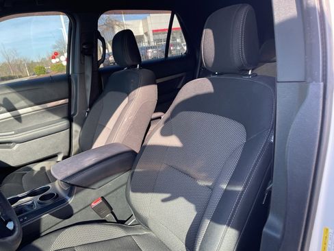 Used 2018 Ford Explorer XLT image 8
