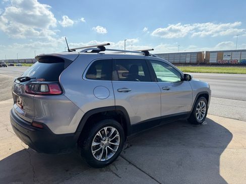 Used 2019 Jeep Cherokee Latitude Plus w/ Comfort/Convenience Group FWD image 18