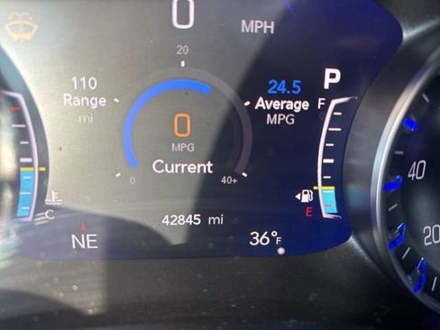 Used 2025 Chrysler Pacifica Select FWD image 3
