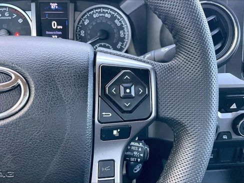 Used 2022 Toyota Tacoma SR5 AWD/4WD image 18