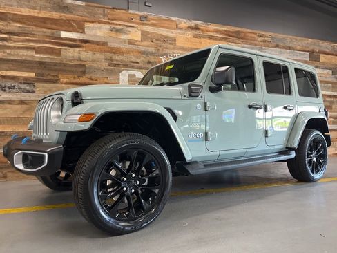 Used 2023 Jeep Wrangler Unlimited Sahara w/ Cold Weather Group AWD/4WD image 17