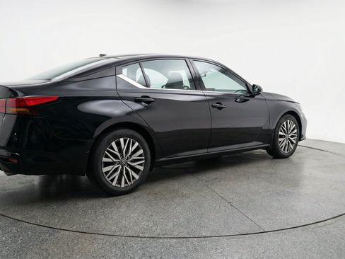 Used 2025 Nissan Altima 2.5 SV FWD image 9