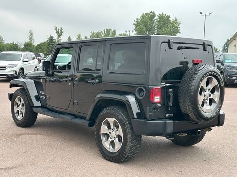 Used 2018 Jeep Wrangler Unlimited Sahara AWD/4WD image 5