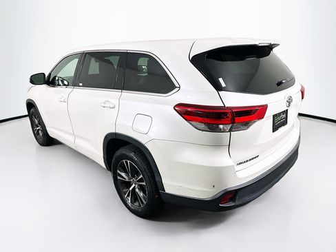 Used 2018 Toyota Highlander LE image 5