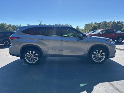 Used 2023 Toyota Highlander L image 6
