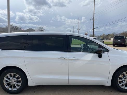 New 2026 Chrysler Pacifica Limited FWD image 4