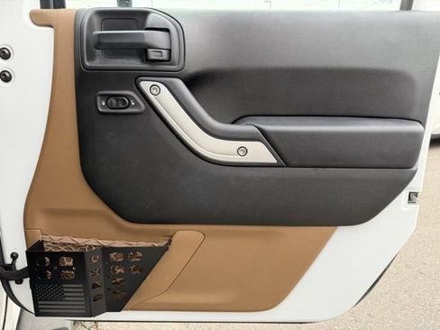 Used 2018 Jeep Wrangler Unlimited Rubicon w/ Connectivity Group image 43