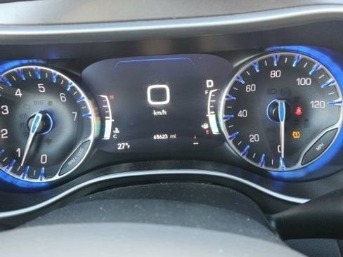 Used 2024 Chrysler Pacifica Touring-L image 11