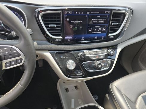 Used 2023 Chrysler Pacifica Touring-L FWD image 29