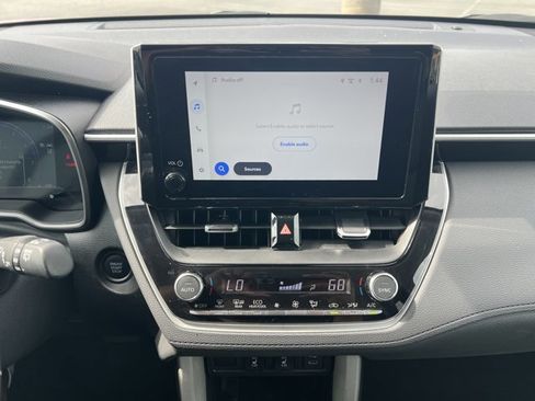 Used 2025 Toyota Corolla Cross XLE image 13