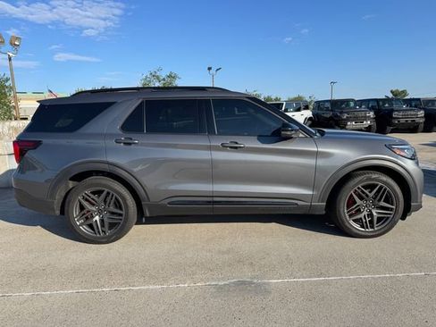 Used 2025 Ford Explorer ST AWD/4WD image 2
