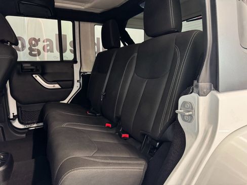 Used 2015 Jeep Wrangler Unlimited Sahara w/ Connectivity Group AWD/4WD image 20