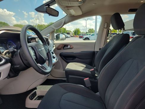 Used 2017 Chrysler Pacifica LX w/ Tire & Wheel Group FWD image 18