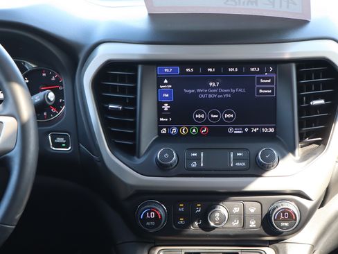 Used 2023 GMC Acadia Denali w/ Denali Technology Package AWD/4WD image 11